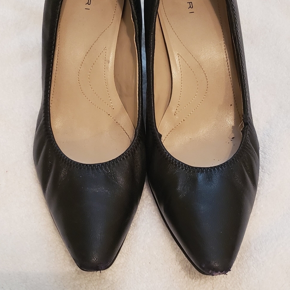 Tahari Shoes - Tahari black pumps